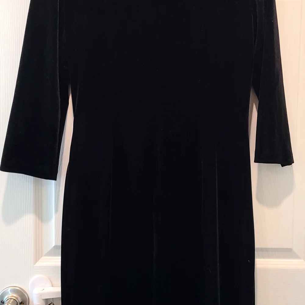 Elegant Black Velvet Dress with Bow Detail - Picture 3 of 4